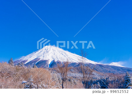 (静岡県)降雪の朝、富士山スカイライン西臼塚駐車場から富士山頂を望む (静岡県)降雪の朝、富士山スカイライン西臼塚駐車場から富士山頂を望む 99652552