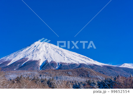 (静岡県)降雪の朝、富士山スカイライン西臼塚駐車場から富士山頂を望む (静岡県)降雪の朝、富士山スカイライン西臼塚駐車場から富士山頂を望む 99652554