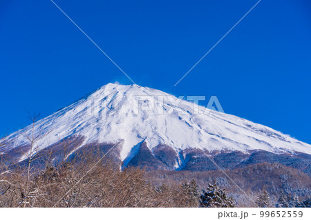 (静岡県)降雪の朝、富士山スカイライン西臼塚駐車場から富士山頂を望む (静岡県)降雪の朝、富士山スカイライン西臼塚駐車場から富士山頂を望む 99652559