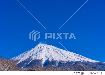 （静岡県）降雪の朝、富士山スカイライン西臼塚駐車場から富士山頂を望む 99652561