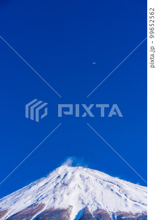(静岡県)降雪の朝、富士山スカイライン西臼塚駐車場から富士山頂を望む (静岡県)降雪の朝、富士山スカイライン西臼塚駐車場から富士山頂を望む 99652562
