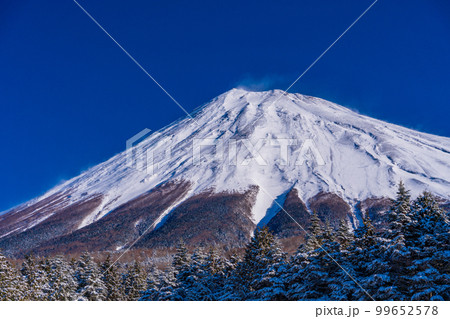 （静岡県）降雪の朝、富士山スカイライン西臼塚駐車場から富士山頂を望む 99652578