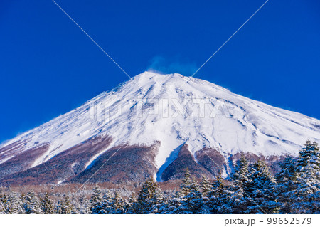 （静岡県）降雪の朝、富士山スカイライン西臼塚駐車場から富士山頂を望む 99652579