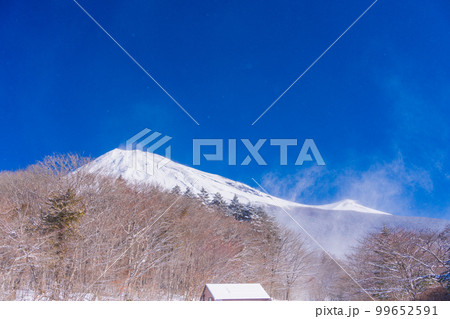 （静岡県）降雪の朝、富士山スカイライン西臼塚駐車場から富士山頂を望む 99652591
