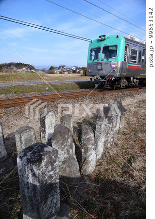 石仏と上毛電鉄の電車 石仏と上毛電鉄の電車 99653142