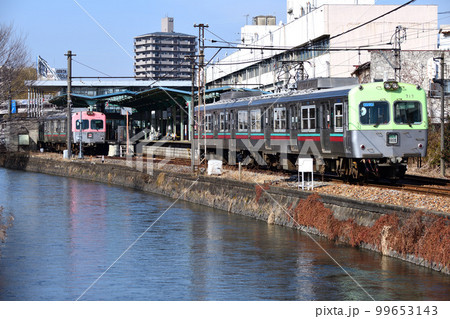 広瀬川沿いを走る上毛電鉄のローカル電車 99653143