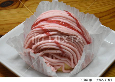 季節のスイーツ・あまおう苺モンブラン 季節のスイーツ・あまおう苺モンブラン 99653164