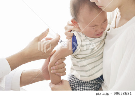 予防接種を受ける乳幼児 99653681