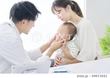 診察を受ける乳幼児 診察を受ける乳幼児 99653682
