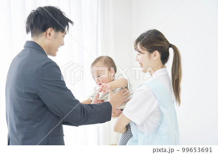 保育園に赤ちゃんを預ける父親 99653691