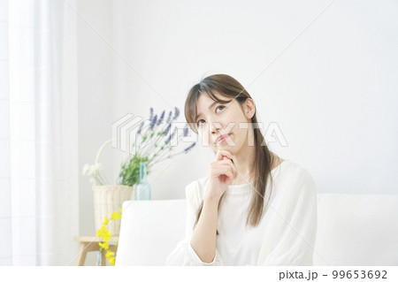 家で考える女性 99653692