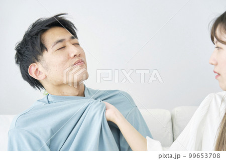 夫婦喧嘩　胸ぐらを掴まれる男性 99653708