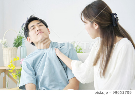 夫婦喧嘩　胸ぐらを掴まれる男性 99653709