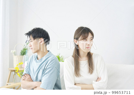 夫婦喧嘩 無視をする男女 夫婦喧嘩 無視をする男女 99653711