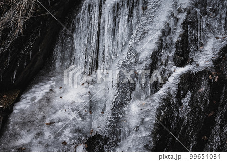 【穴清水の滝】氷爆【東筑摩郡麻績村】 99654034