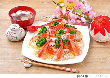 ひな祭り、ちらし寿司とはまぐりのお吸物。お祝い、チラシ寿司、海鮮ちらし寿司。 99654329