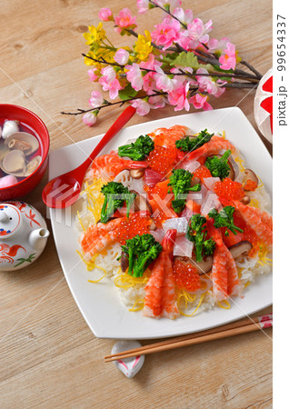 ひな祭り、ちらし寿司とはまぐりのお吸物。お祝い、チラシ寿司、海鮮ちらし寿司。 99654337