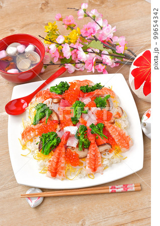 ひな祭り、ちらし寿司とはまぐりのお吸物。お祝い、チラシ寿司、海鮮ちらし寿司。 99654342