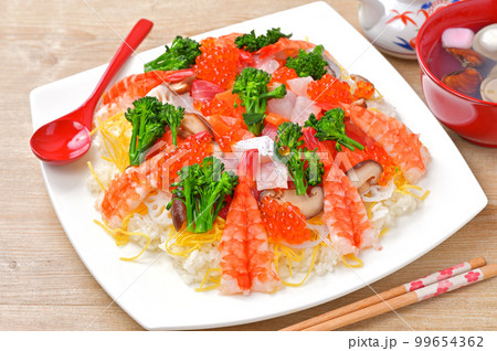 ひな祭り、ちらし寿司とはまぐりのお吸物。お祝い、チラシ寿司、海鮮ちらし寿司。 99654362