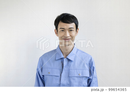 カメラ目線の作業服を着た30代の男性　撮影協力「LINK FOREST」 99654365