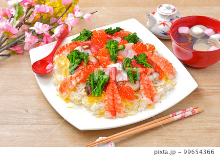ひな祭り、ちらし寿司とはまぐりのお吸物。お祝い、チラシ寿司、海鮮ちらし寿司。 99654366