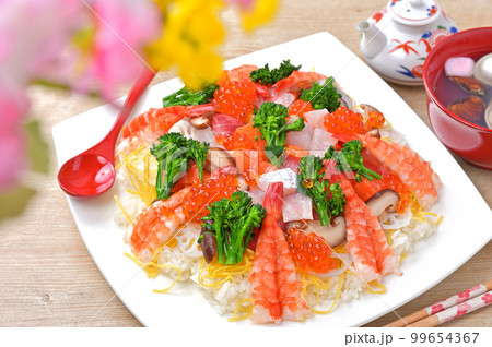 ひな祭り、ちらし寿司とはまぐりのお吸物。お祝い、チラシ寿司、海鮮ちらし寿司。 99654367