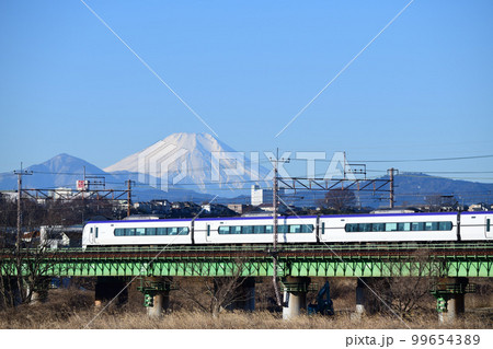 富士山を背景に鉄橋を渡るE353系中央線特急電車 富士山を背景に鉄橋を渡るE353系中央線特急電車 99654389