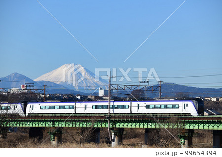 富士山とE353系特急電車 99654394