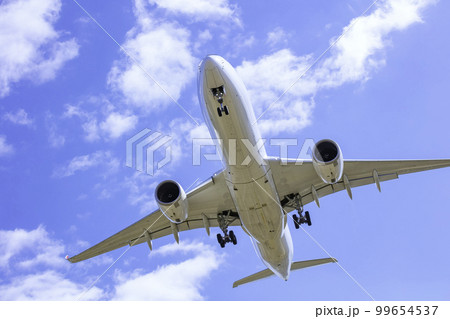 着陸する飛行機 エアバスA350-900 99654537