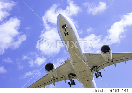 着陸する飛行機 エアバスA350-900 着陸する飛行機 エアバスA350-900 99654541