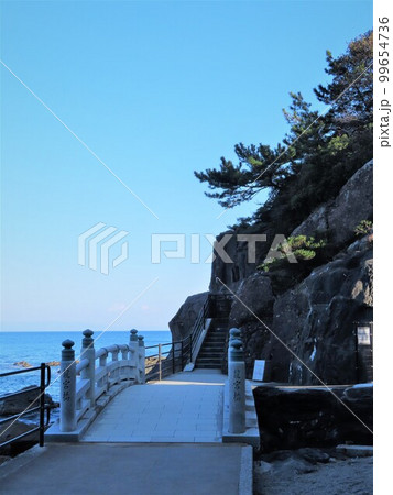 土佐の高土佐の高知の桂浜の竜王岬に鎮座する竜王宮、海津見神社、わたつみ神社の橋、竜宮橋 99654736