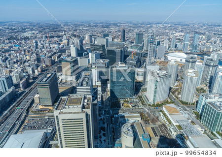 日本の横浜都市景観　みなとみらいのオフィスビル群などを望む 99654834