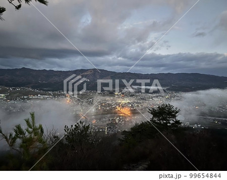 南魚沼市坂戸山早朝の雲海 99654844
