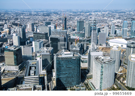 日本の横浜都市景観　横浜の街並みや横浜駅、みなとみらいのオフィスビル群などを望む 99655669