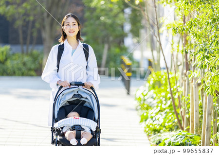 ベビーカーで移動する若い女性 99655837