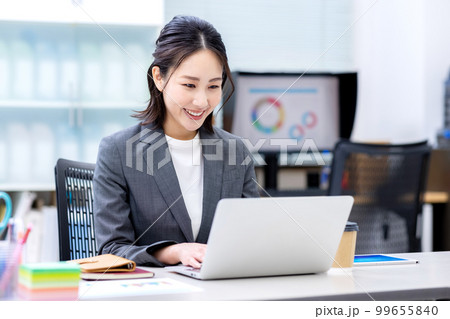 女性　スーツ姿のOLイメージ 99655840