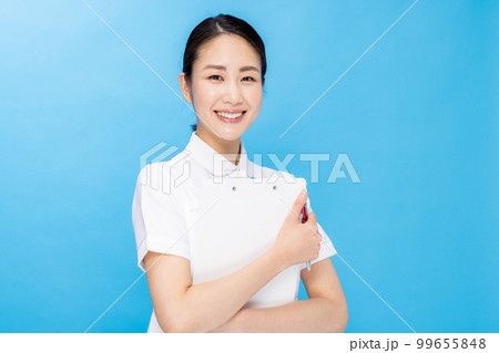 ナース姿の若い女性 カラーバック ナース姿の若い女性 カラーバック 99655848
