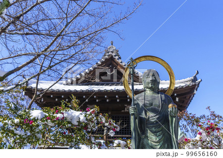 京都　ねねの道　大雲院円山地蔵尊　雪の日の朝 99656160