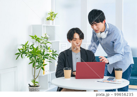 ノートパソコンを見る二人の若い男性 ノートパソコンを見る二人の若い男性 99656235