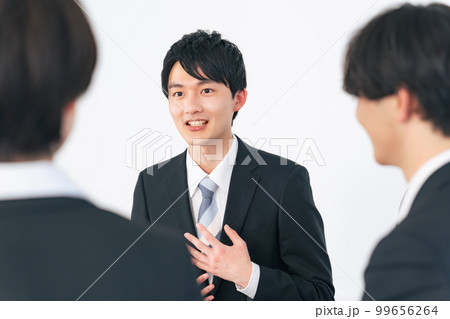 グループディスカッション　就活生　就職活動 99656264