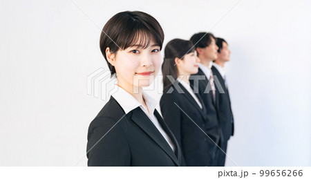 笑顔で並ぶ就活生　フレッシャーズ 99656266