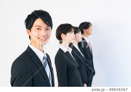 笑顔で並ぶ就活生　フレッシャーズ 99656267