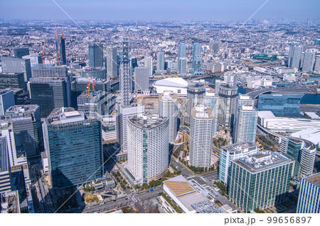 日本の横浜都市景観　横浜の街並みやみなとみらいのオフィスビル群、タワーマンション群などを望む 99656897
