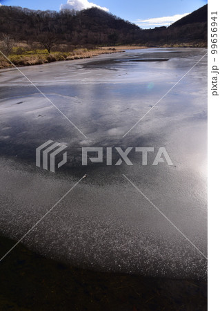 凍結した覚満淵 縦 凍結した覚満淵 縦 99656941
