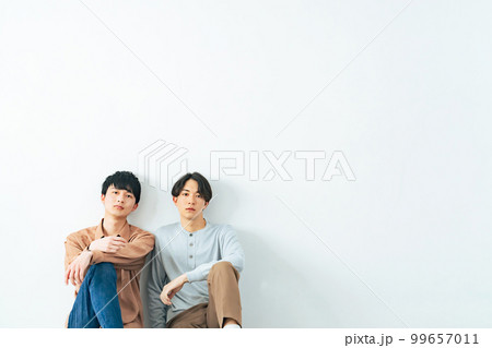 若い男性二人のポートレート 99657011
