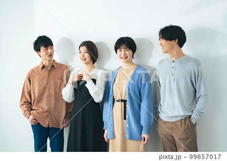 若者4人グループのポートレート 99657017