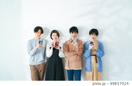 スマホを使う若いグループ　Z世代　デジタルネイティブ世代 99657024