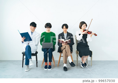 様々な分野の学生グループ　理系　IT系　文系　芸術系 99657030