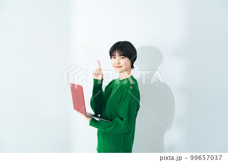 ノートパソコンを持った若い女性　IT系学生 99657037