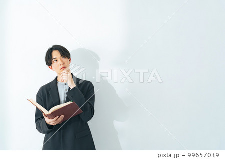 本を持った若い男性のポートレート 99657039